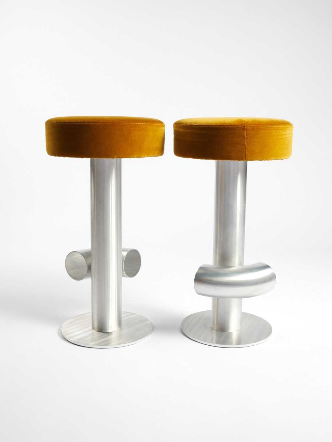 Tabouret de bar aluminum et velours ocre - Maison Caldeira
