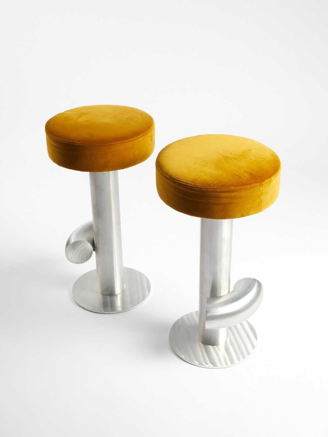 Tabouret de bar aluminum et velours ocre - Axel Chay - Design Contemporain - Maison Caldeira