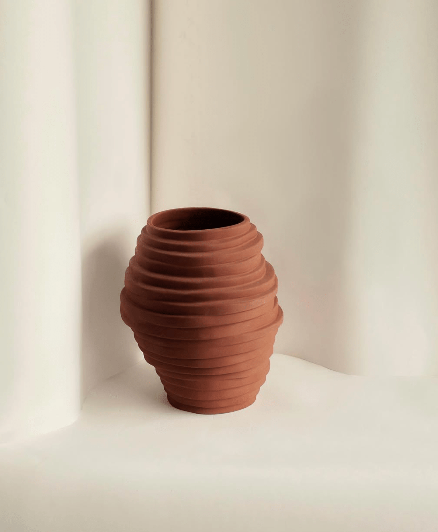 Vase Alfonso en Grès Sculpté - Brique - Maison Caldeira