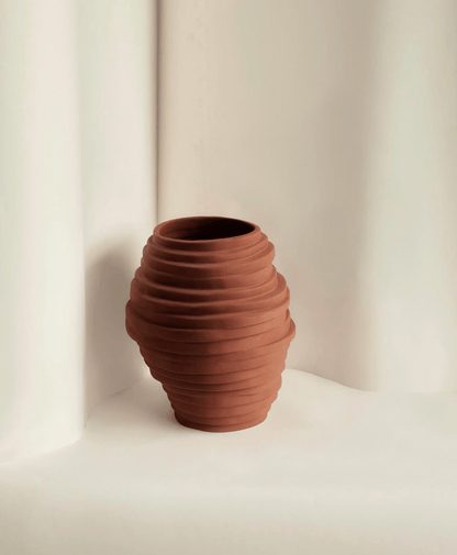 Vase Alfonso en Grès Sculpté - Brique - Projects123A - Méditerranée - Maison Caldeira
