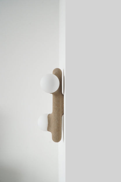 Applique murale design Prickly Pear en céramique finition sable, globe opalin diffusant une lumière douce – Mickaël Koska