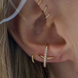 Boucle d’oreille « La Croix » - Or jaune 18 carats recyclé et diamants - Maison Caldeira