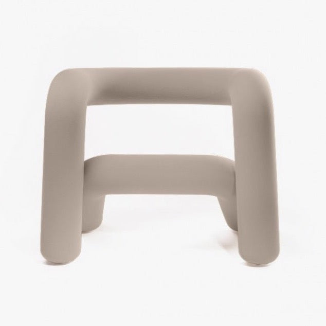 Fauteuil « Extra Bold » Greige - Big game - Maison Caldeira