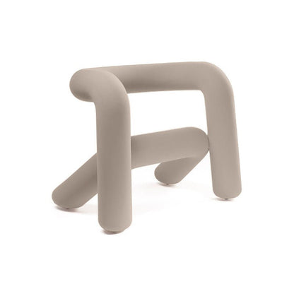Fauteuil Extra Bold Grège – assise monobloc design et confortable dans un salon moderne