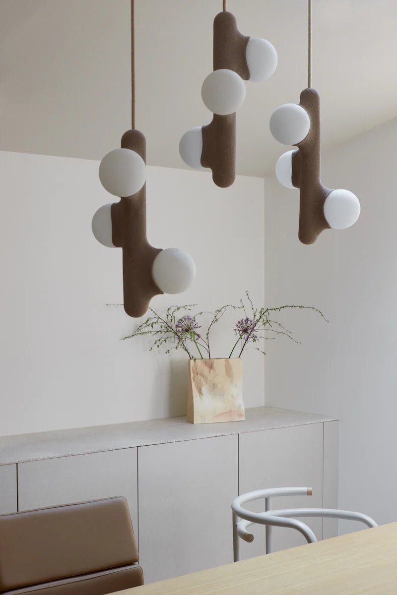 Suspension Prickly Pear Sablée – luminaire design en céramique artisanale, 3 opalines, Mickaël Koska, Maison Caldeira