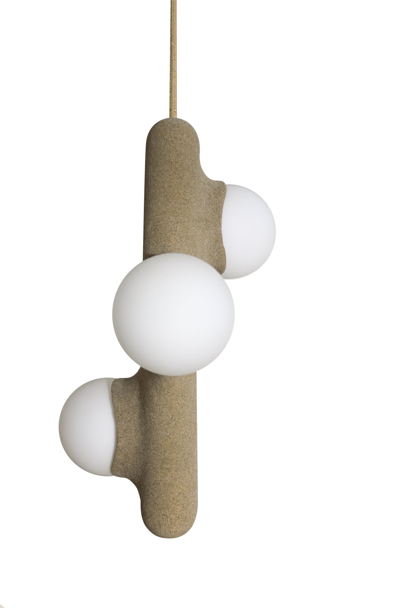 Suspension Prickly Pear Sable – structure céramique sablée et opalines verre dépoli, design méditerranéen signé Mickaël Koska