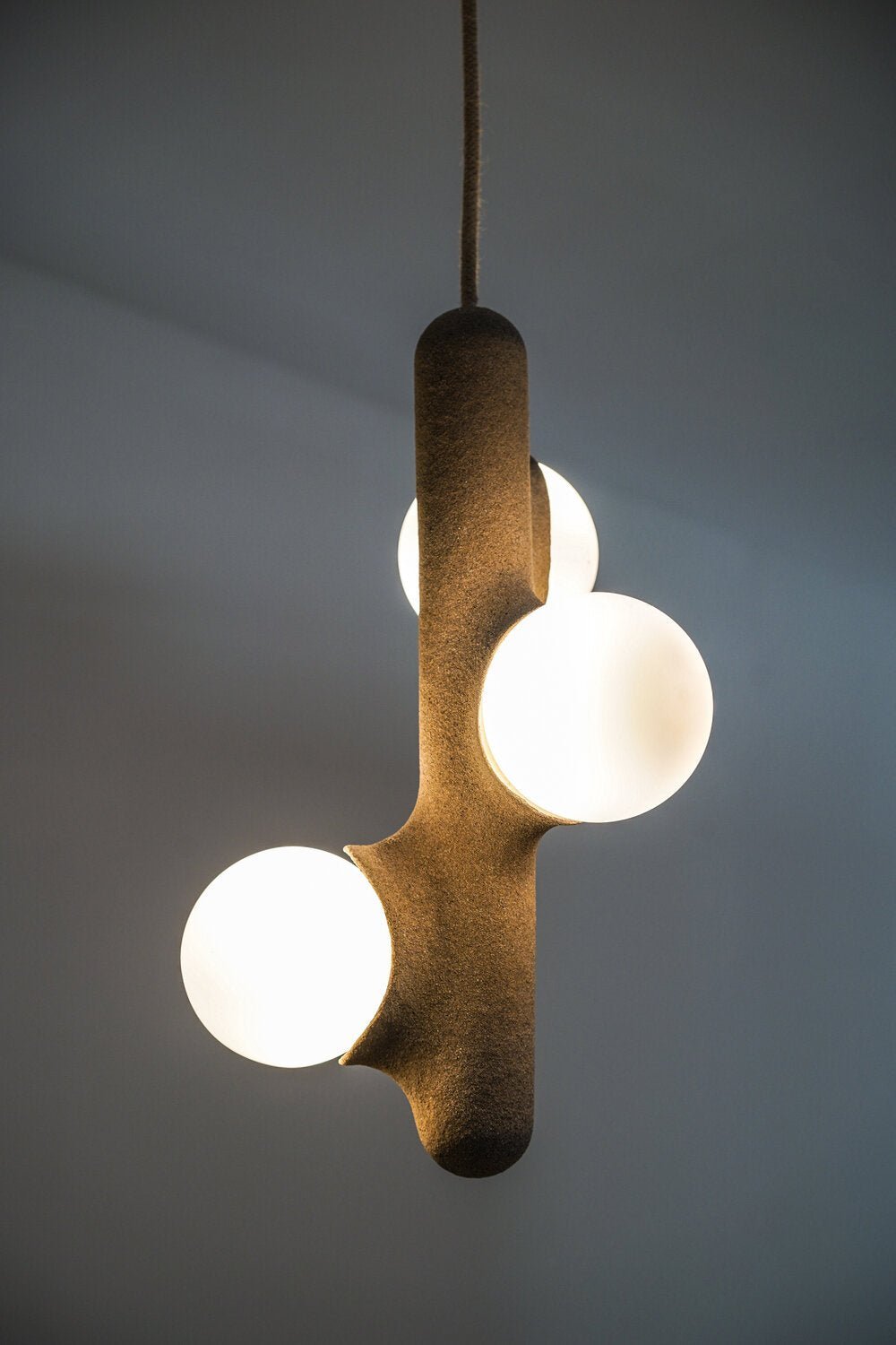 Luminaire suspension Prickly Pear – finition sable, globe opaline, céramique sablée, éclairage doux – Mickaël Koska