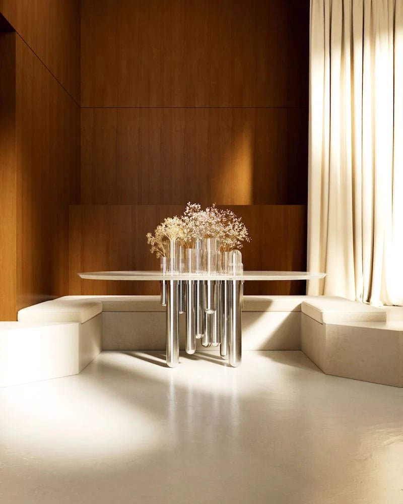 Vue d’ensemble de la Table Cactus Ovale de Mickaël Koska avec plateau en travertin et tubes en verre soufflé.